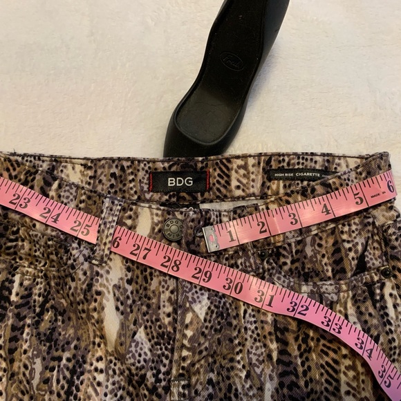 BDG Ladies High rise cigarette ankle animal snake print jeans Size 25 VV… - Picture 2 of 9